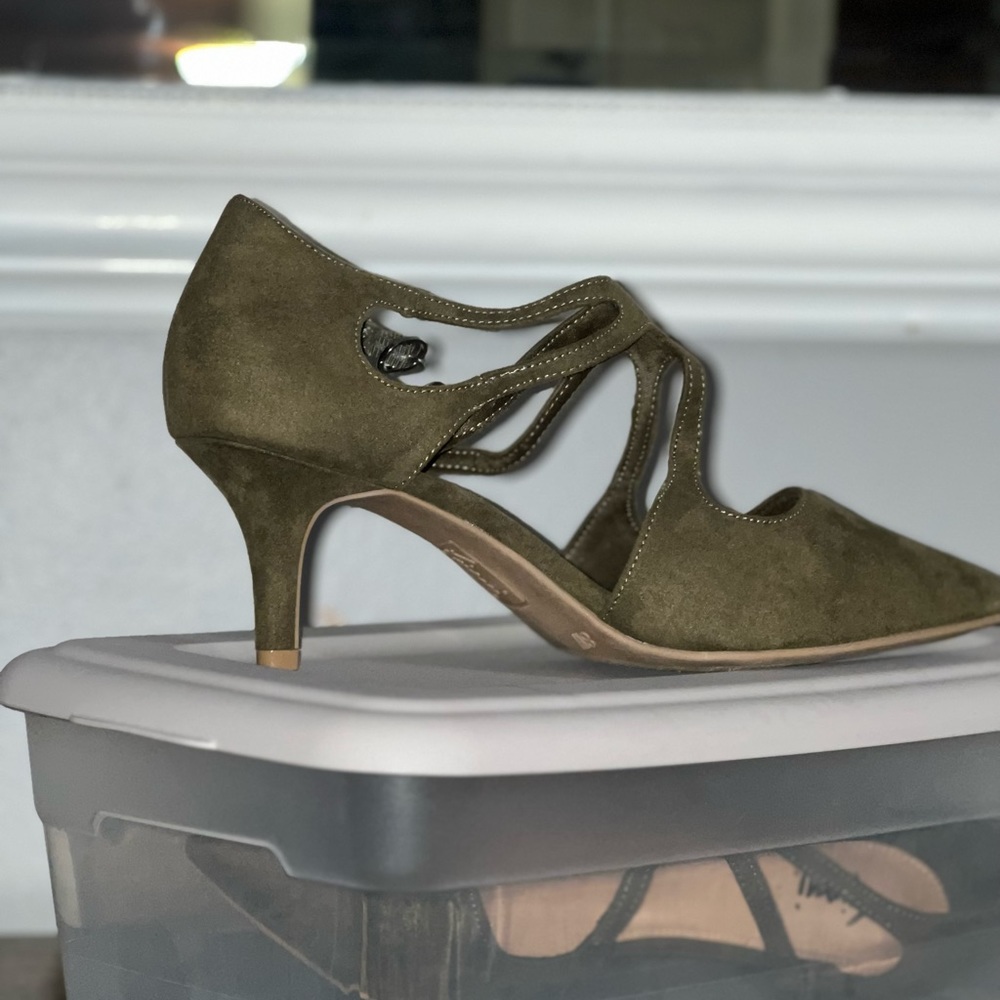 Fioni, size 8 M green faux suede ankle strap one inch heels